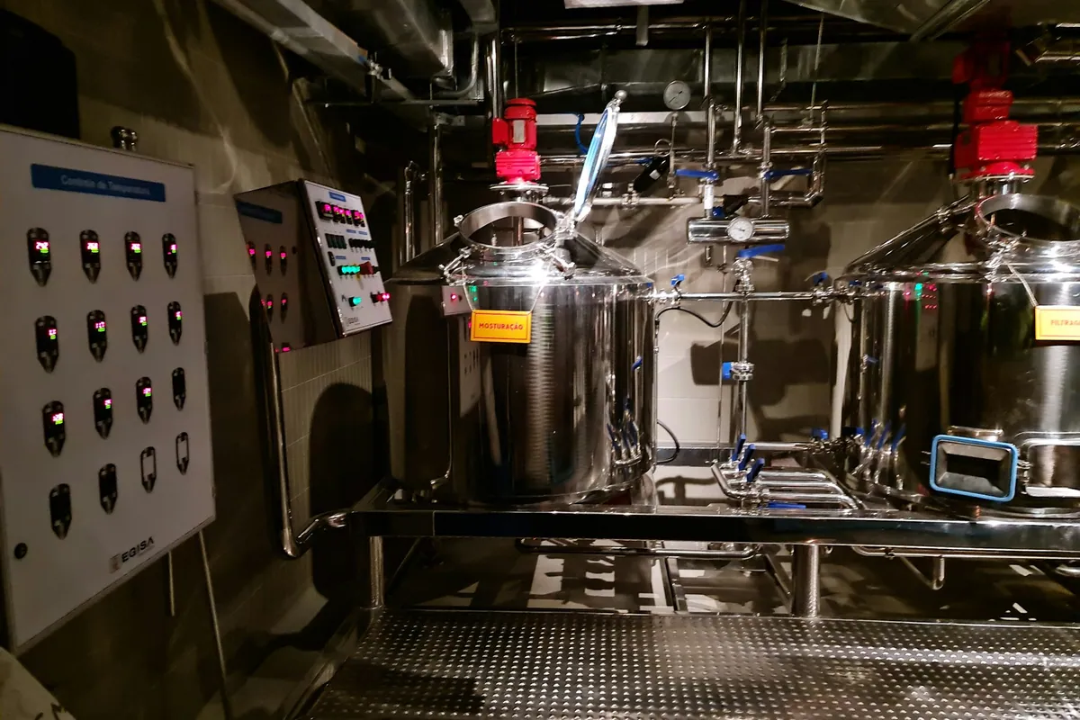 Stainless steel vessels in a beverage production facility